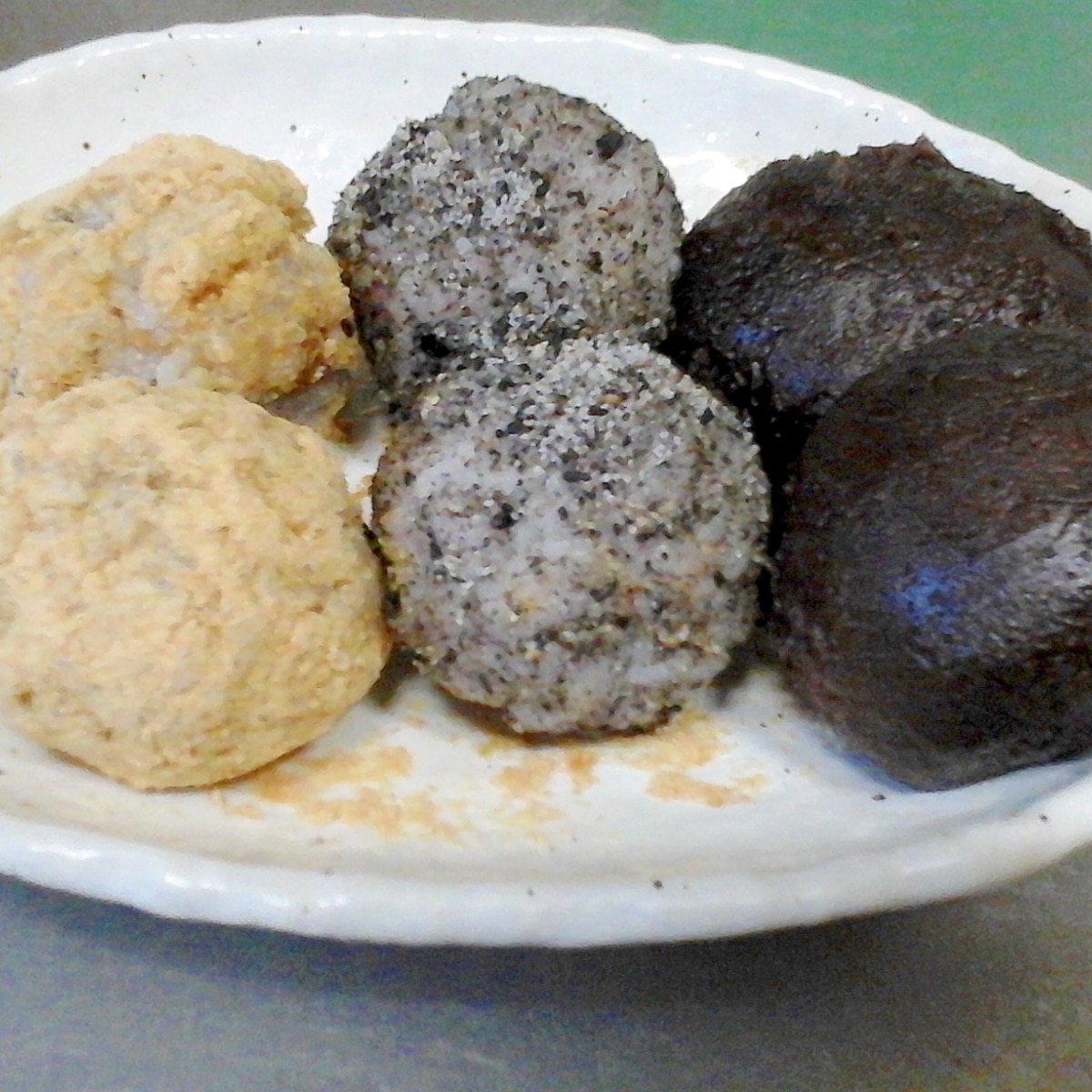 おはぎ革命！ もち米を使わずにもちもちのおはぎが作れます。①面倒なもち米の浸水も必要なく思い立ったらすぐに作れる！ ②米一合で８個作れます。③手で触らずに作れるので衛生的