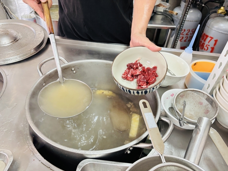 順園小館- 紅燒牛腩燴飯日本語：牛バラ肉のあんかけ丼English : Braised beef brisket with rice耗盡數小時，用了蔬菜與中藥熬煮的牛腩，牛腩燉的軟爛入味，每塊牛腩都吸附飽滿地湯汁，讓你吃完白飯還要再來一碗。紅燒牛腩燴飯