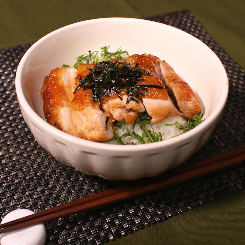 ボリューム満点◎鶏肉とアボカドのユッケ風丼