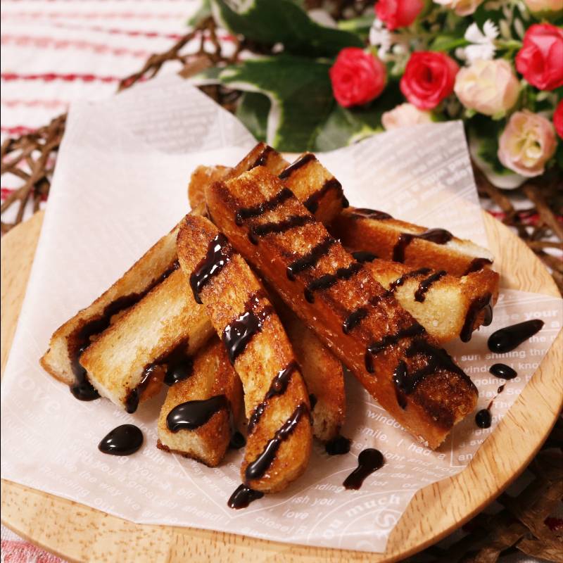 キャンプや朝ごパンに！マシュマロとチョコがとろける「スモアトースト」のアレンジおうちごはん