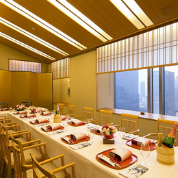 大切な方々と分かち合う、新春のお祝いに . ホテル阪急インターナショナルでは、12月26日より順次年末年始メニューをご用意いたしております。日本料理や鉄板焼、フランス料理に中国料理など、新しい年の幕開けを多彩なお料理とともにお楽しみください。◇ 詳細は