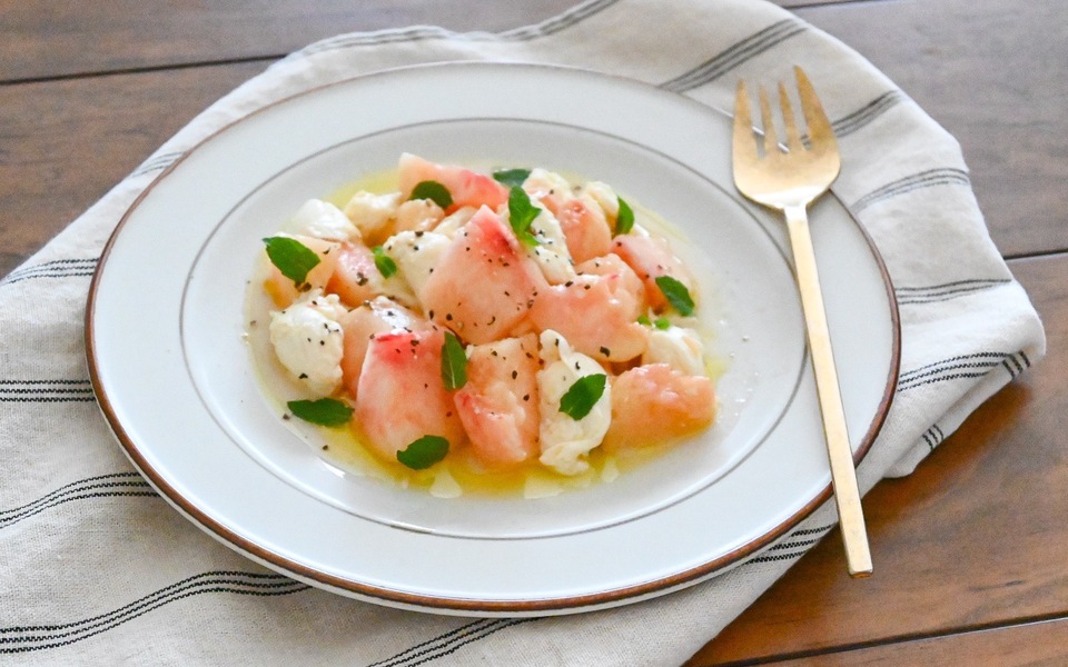 桃とクリームチーズの生ハム巻き