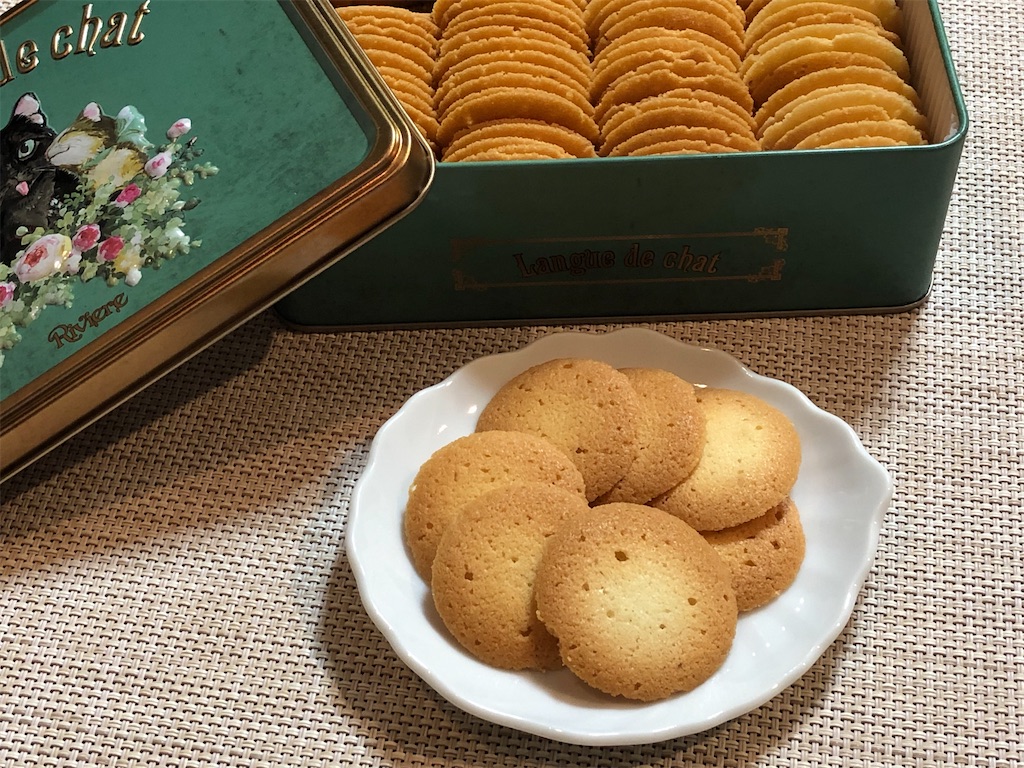 洋菓子店リビエール」大人気クッキー缶「マノン」と宝石を模した「ボンボンショコラビジュー」をお取り寄せしました