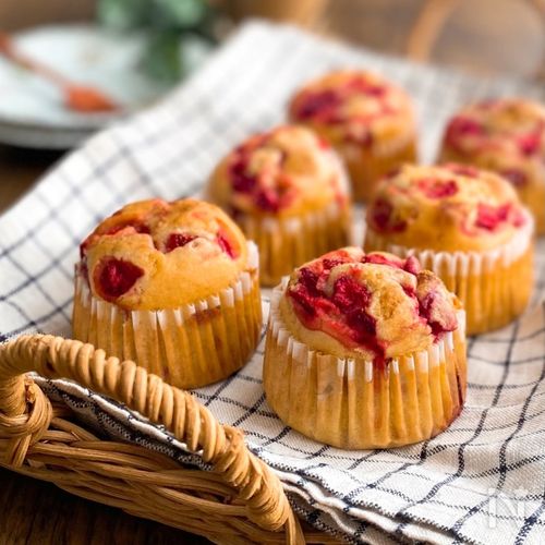 ストロベリーダイスカット 購入価格238円 税抜き・ スムージー用に購入 カットされてないものを購入したつもりが間違えてダイスカットを購入してしまった💦 食べてみるとカットされてる方が 使いやすい✨ ヨーグルトと一緒に食べたり 牛乳に入れたり シャリシャリして