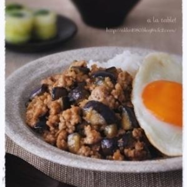 なすと豚ひき肉の甘みそ丼、スナップえんどうのレモンソルト炒め、京湯葉のお味噌汁、の献立