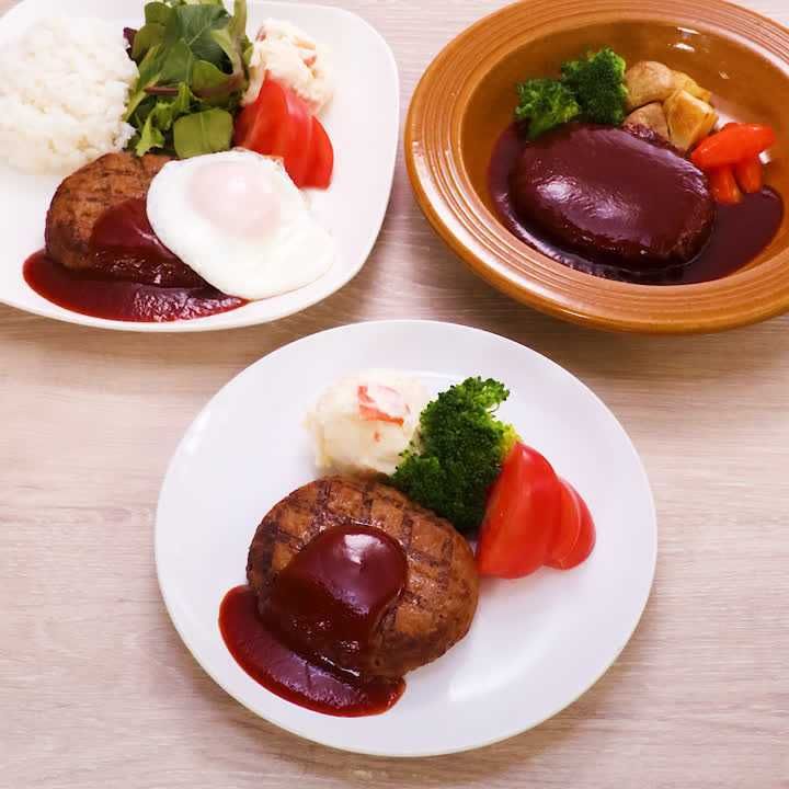 和風ハンバーグプレートです！！ハンバーグを作ったら、麺つゆから作る和風ソースをかけると最高です🌈🤗🌈 みんないかがですか❓ れんくん「 ハンバーグうますぎ❗️」ってさ。ファミレスの王道の和風ハンバーグの味です。レシピは完食本に載っています😉😉😉 私は