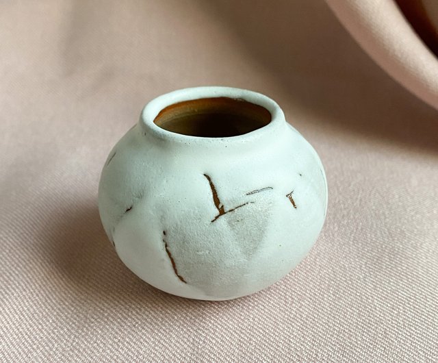 花瓶 手作りの不規則な形の陶器の花瓶 室内装飾 フラワーアレンジメント 玄関 ダイニングルーム アウトレット 花瓶 陶器 瀬戸焼 花器 フラワーベース日本製 和風 手作り おしゃれ 角型 インテリア 花挿し 卓上 和室 玄関 床の間 焼き物 陶芸 白ナマコ 花入れmkn1595