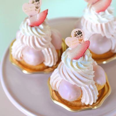 20歳のお祝いに・🎂✨⁡ とっても豪華なケーキを オーダーいただきました🥰🥰🥰 ⁡ ⁡ ⁡ ⁡ ⁡ ⁡ ⁡「水色×薄紫カラー」は、とっても人気🩵💜 ⁡ ⁡ クリーム絞りとバラの花を 「水色×薄紫」に統一して、 ⁡ 数字クッキーと小花には、 明るい黄色を