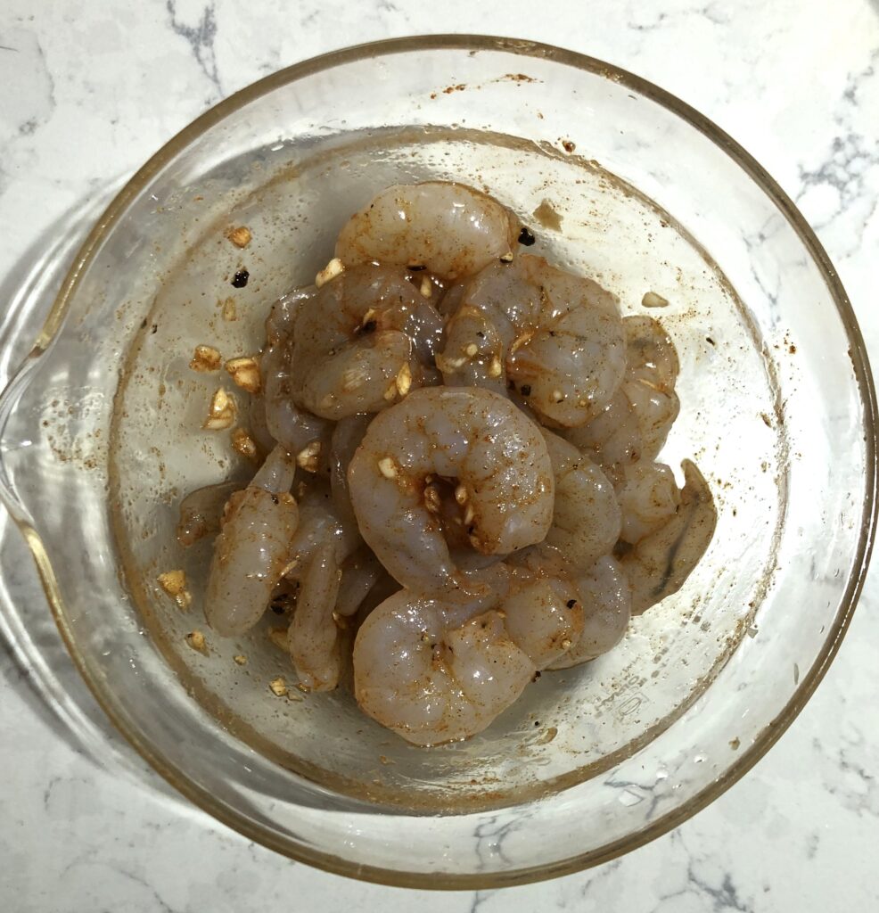 今週のオススメぷりぷりエビ卵ボウル🥗ぷりぷりのエビにゆで卵の相性抜群サラダボウル✨ あっさり食べられるので最近食べ過ぎかな？って方はぜひこちらでリセットしてください🦐🥚 シーザードレッシングがおすすめ✨ヘルシー