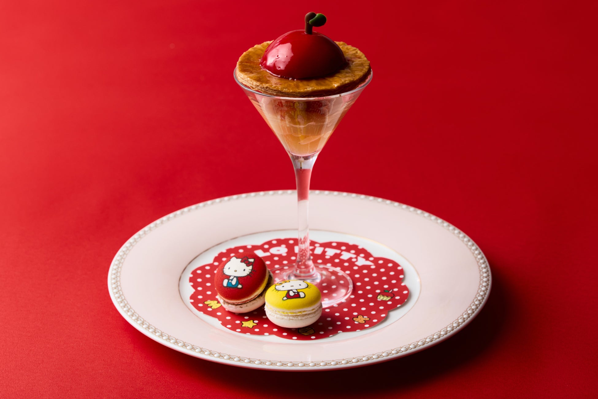 ラデュレ 日比谷店で「ハローキティ アフタヌーンティー」“真っ赤なりんご型”スイーツ＆限定マカロン - ファッションプレス