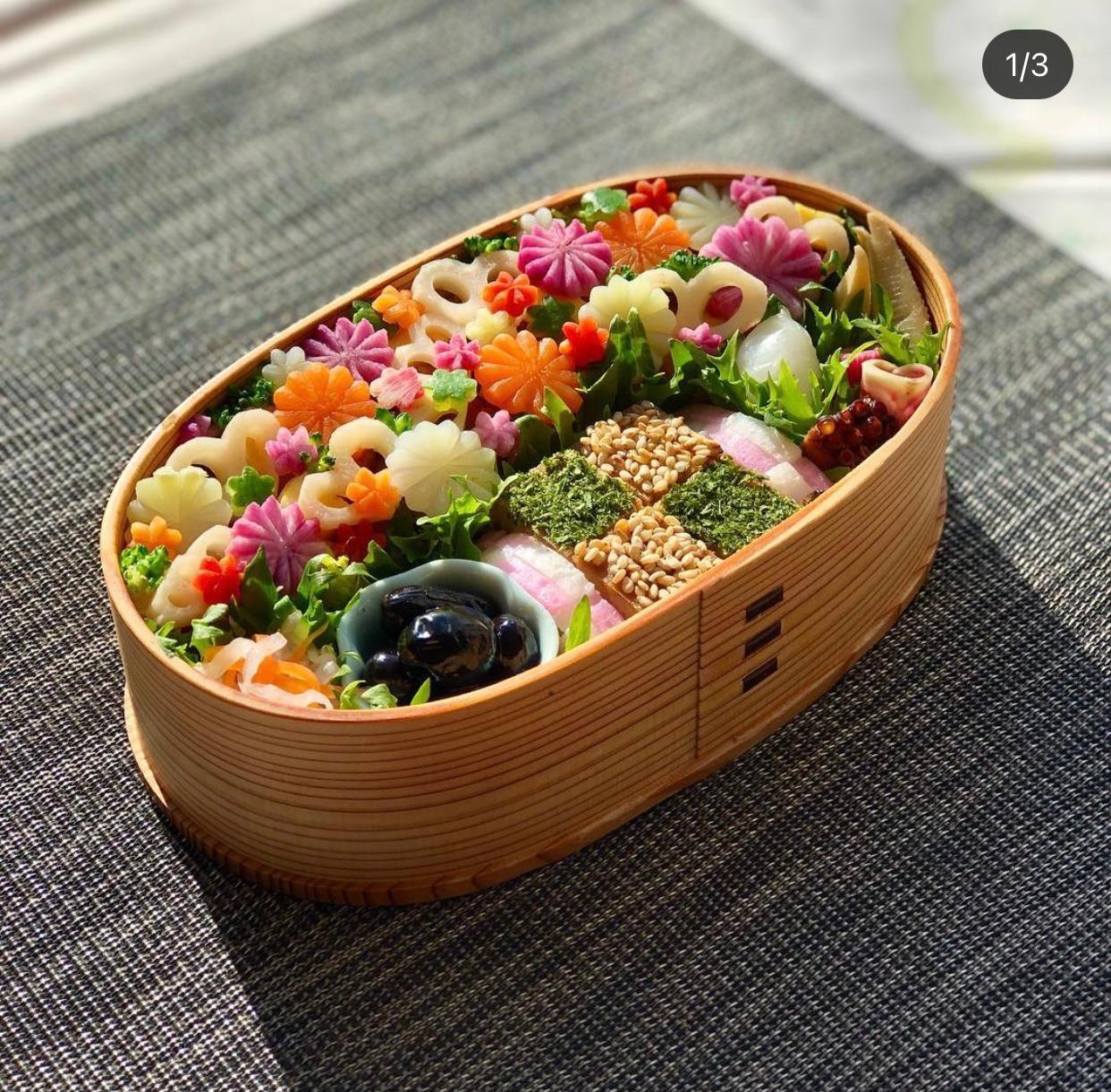 曲げわっぱ弁当の盛り付けは、色合いがポイント - OMOTEWASHI JAPAN