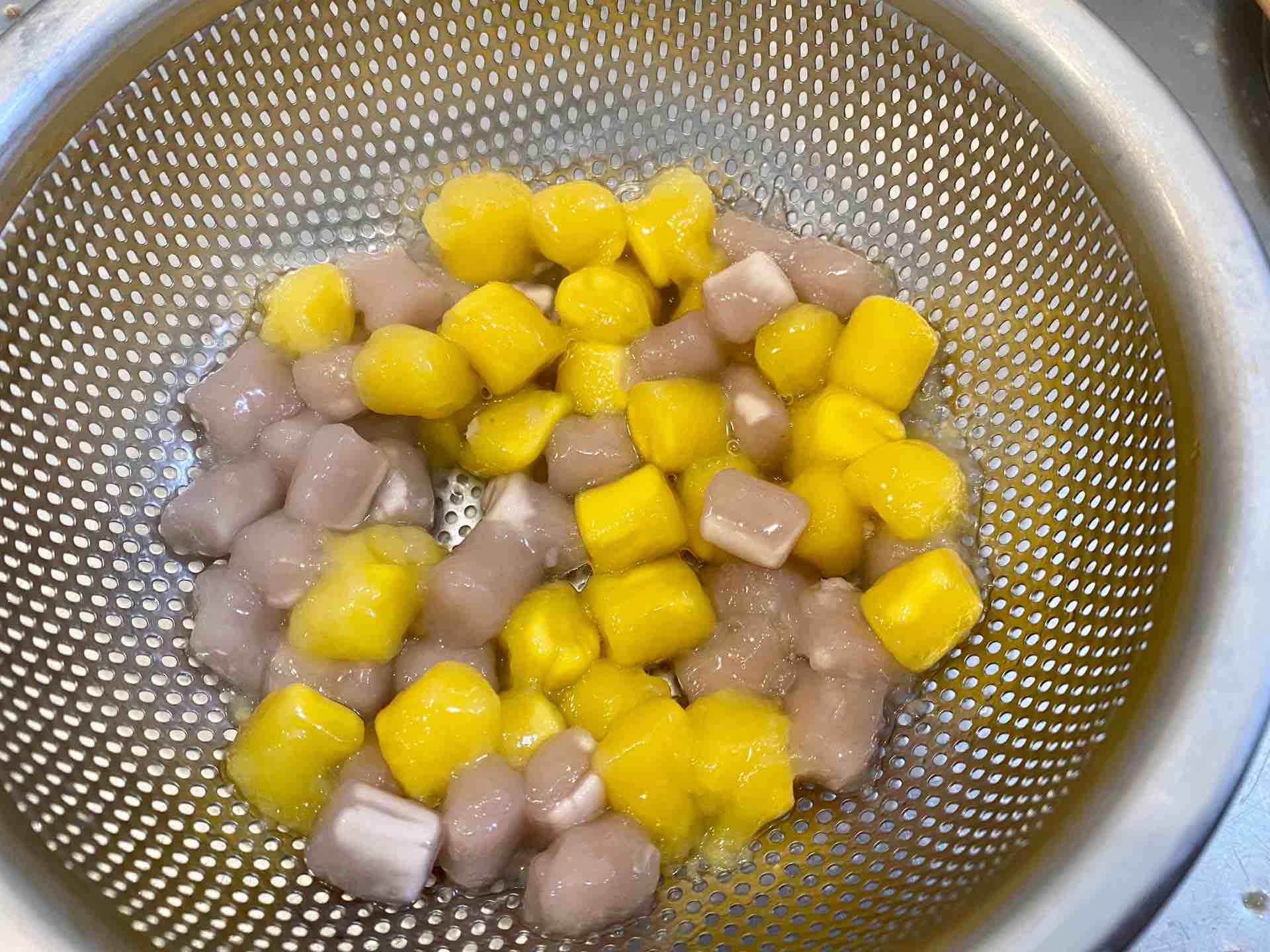 こんにちは☺︎✨ 今回は業務スーパーで見つけた 芋圓を使ってみました♪ 芋圓とは「芋の団子」という 意味で、 台湾の伝統的なスイーツ💕 モッチモチのやみつきになる極上食感と素朴な味わい💕 芋圓に甘納豆も＋して 台湾スイーツパフェの完成😍 サクサク♪モッチモチ