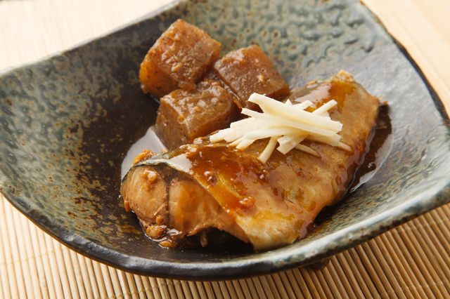 ワンプレートの和食のおかず盛り付け例。シャケ、卵焼き、ひじき、白和え。の写真素材85593388- PIXTA