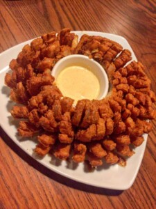 新玉ねぎをゲットしたらオニオンブロッサムがおすすめ😋🧅 外サクサク中トロトロ😋❤️ 止まらない美味しさですカレー粉を衣に混ぜても美味しいですよ〜 ぜひ作ってみて下さいね🙌🏻玉ねぎオニオンブロッサムオニオンフライおつまみ新玉ねぎレシピ新玉ねぎ