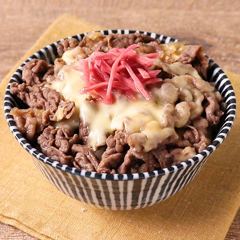 すき家の特製辛口ソースで作る「スパイシーナムル」 すき家の特製辛口ソースを使えば、簡単にやみつきになる味わいの一品が完成。忙しい日でも手軽に作れるスパイシーナムルのレシピをご紹介します。材料2人前・もやし 1袋 200g調味料・醤油 大さじ1