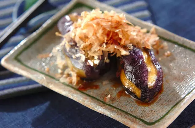 簡単ナス漬け 浅漬けの素：1000ml 焼きミョウバン：6g 合わせた直後は分離していますが、少し置くと溶け、翌日には透明が戻ります。 ジップ袋にナス 、鉄玉 または鉄釘など 、浅漬けの素規定量のミョウバン液を入れ、空気を抜いて冷蔵庫で5〜7日程で綺麗なナスの漬物が