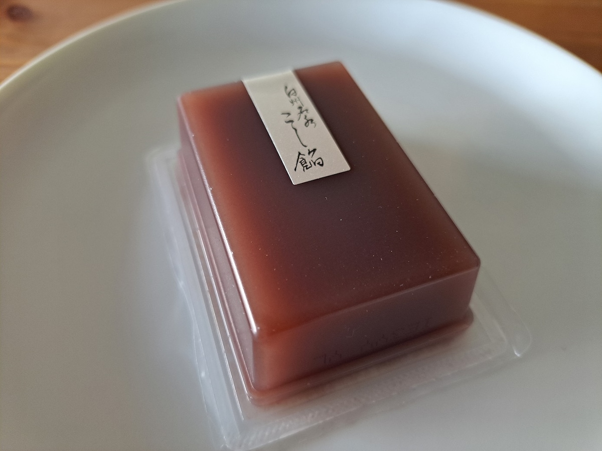 フルーツ水ようかんや水ゼリーなど、いろいろな味が楽しめる「涼風菓」。こちらのギフトも南アルプスの麓、白州にあるお菓子工場で白州名水を使い作っています。雑味のない清らかな名水で作る涼しげなスイーツの詰合せを、大切な方への贈りものにいかがでしょう