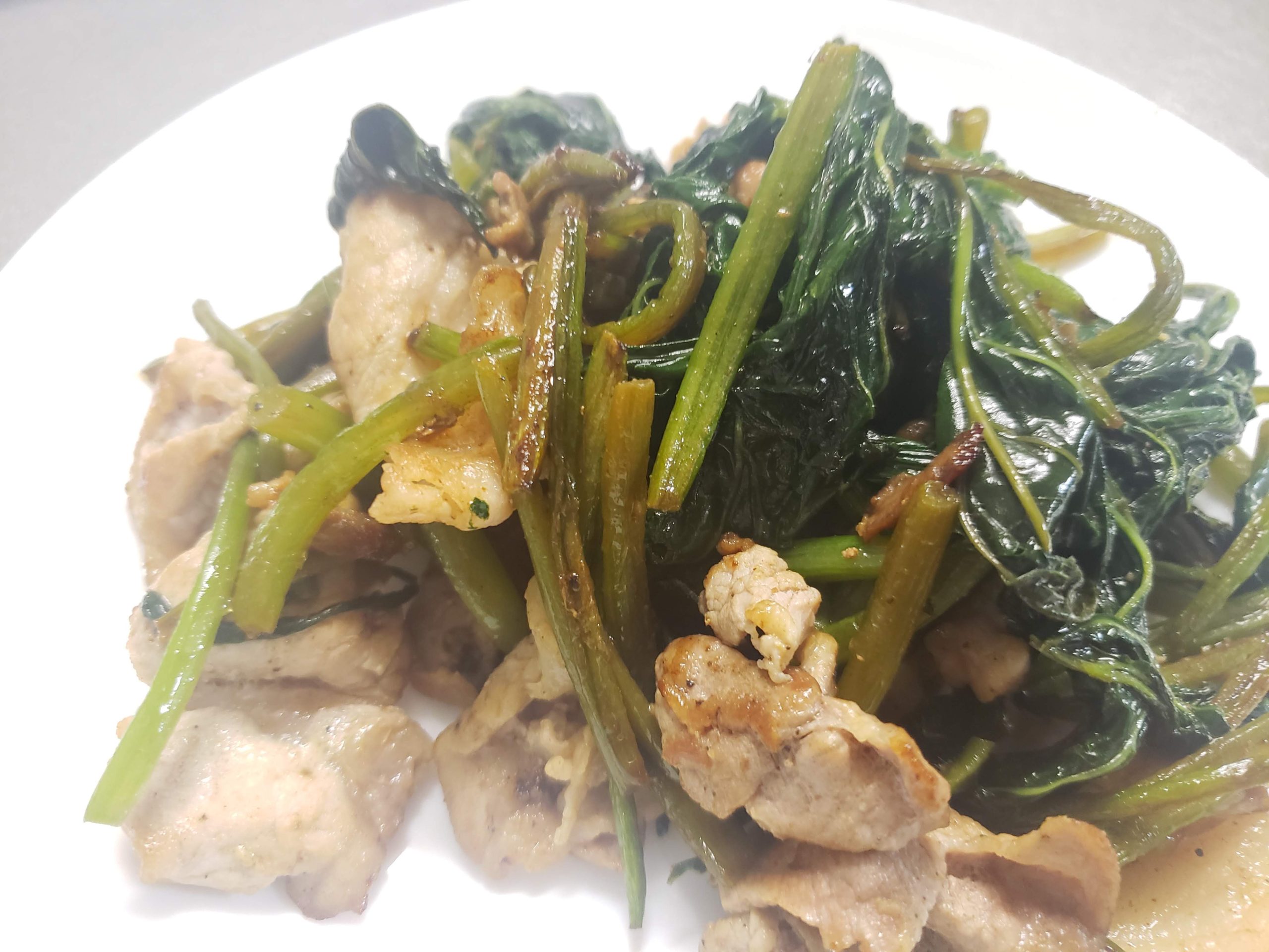 このつる植物はヤマイモの葉でしょうか。公園の藪の中に生えて 園芸相談Q＆Aみんなの趣味の園芸