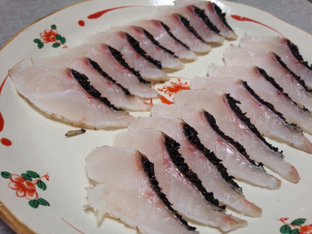 3日寝かせたメジナの刺身と炙りで今夜の晩酌です！ 活のメジナを頂いたので、すぐに締めて寝かせてました 保存方法を変えて3日寝かせたメジナ は3日経っても瑞々しく旨味も出ていて最高です！この保存方法は簡単ですし魚もより美味しく食べれますね〜😊