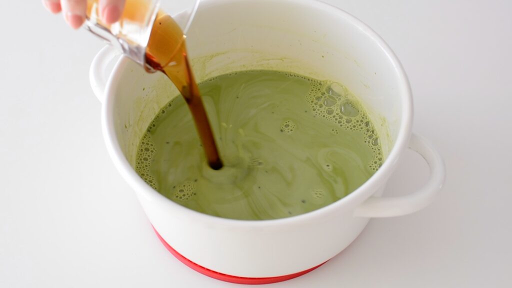 絹ごし豆腐で作る抹茶プリン🍃 プリン🍮といっても 生クリームを使わず 絹ごし豆腐をすりつぶして 牛乳を加えてゼラチンで固めた ヘルシーデザート✨抹茶風味に仕上げて たっぷりの黒蜜ときな粉で😋 ハリオのグラスで大容量の 大盛りプリン😍抹茶プリン抹茶プリン