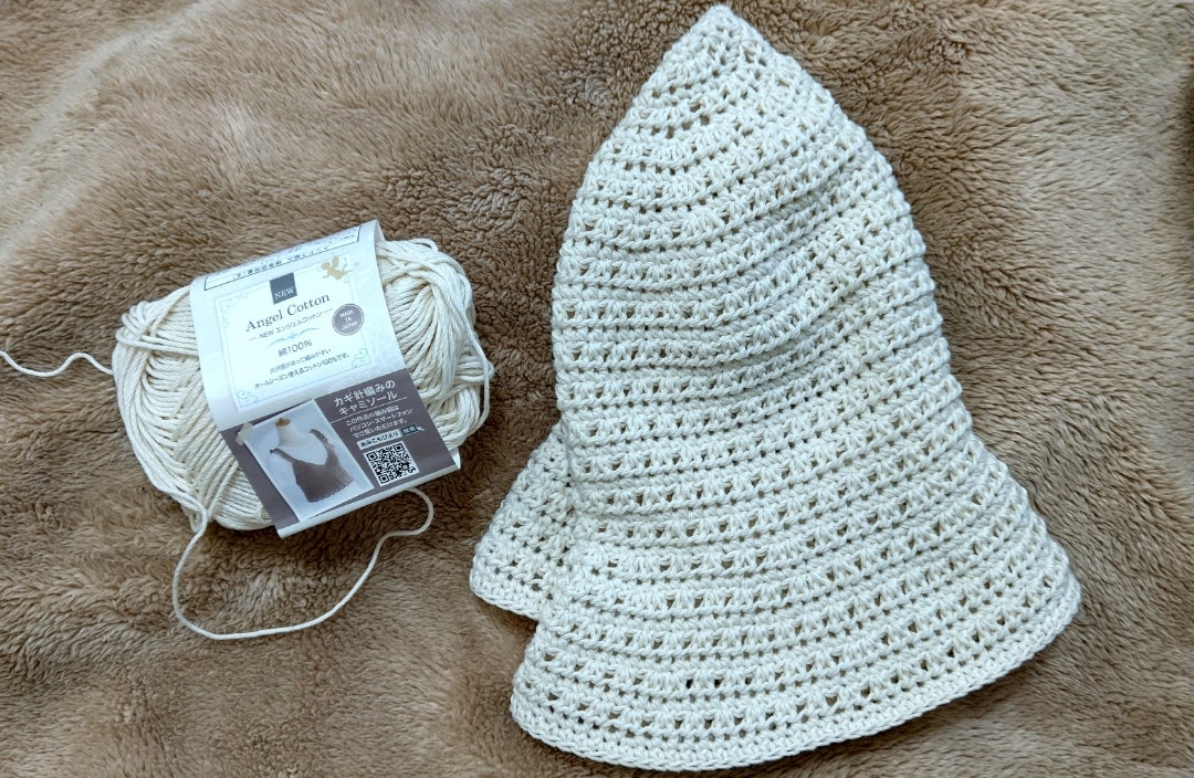 全体が透かし編みなので夏も涼しくかぶれるニット帽。トップをキュッと絞った個性的なデザインのワッチキャップです。カーキ色だからカジュアルコーデに