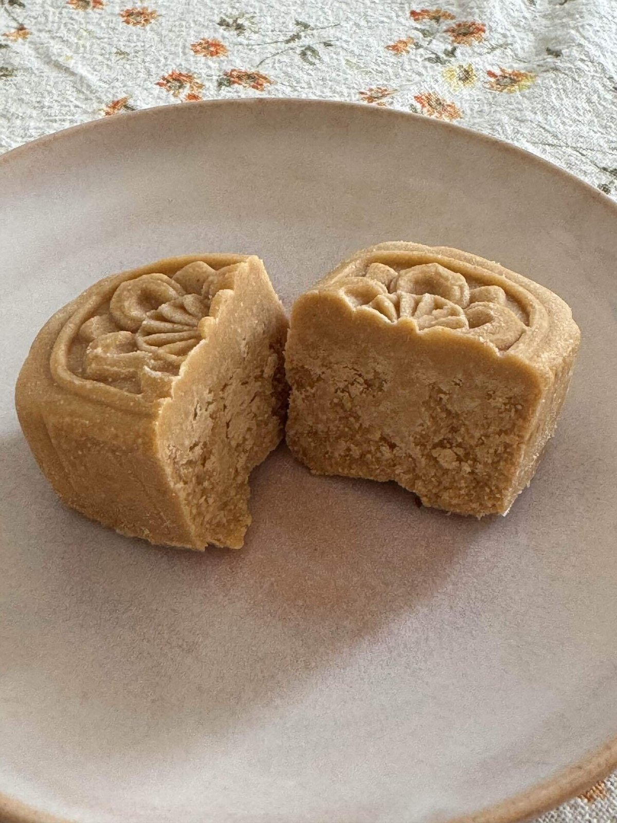 中国からのお土産「緑豆糕 リュウトウガオ 」 緑豆のお菓子 うまっ😋くまっ🐻日本一周、世界一周 もふP