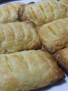 鱈のパイ包み ポルチーニ茸のソース。, 冷凍パイシートを使うことで30分で作れます！🥹, 意外と簡単なパイ包み、ぜひお試しください🧡, ▪︎材料,, 鱈2尾 1尾を半分にカットしました , バター20g, コンソメ小さじ1, 大葉4枚 2枚×2 , 冷凍パイシート2枚, ,乾燥ポルチーニ茸20g, お湯200ml, ⭐︎生クリーム100ml,