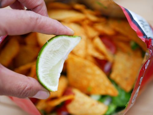 B級グルメ「ドリロコス」、菓子に食材投入で背徳感 - 日本経済新聞