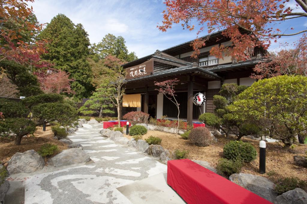 富士吉田市のほうとう専門店「あまの」でメジャー系郷土料理の現在地を知る ご当地麺類を食べる旅：22さかなよりにく