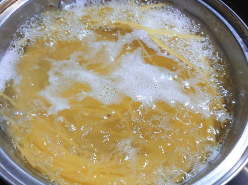 イナダとキノコのアヒージョ ・ペペロンチーノ 脂の少ないイナダをキノコとネギの香を移したオリーブオイルで煮る！ 特大ニンニクはお芋のようなホクホクにお魚にさっきのポテト載っけて相性抜群！！ 香の良い残りオイルでペペロンチーノは間違いない！バゲットも良い