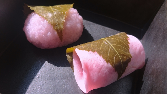 関東と関西で異なる桜餅。葉は食べられる？ decocookie- エキスパート - Yahoo!ニュース