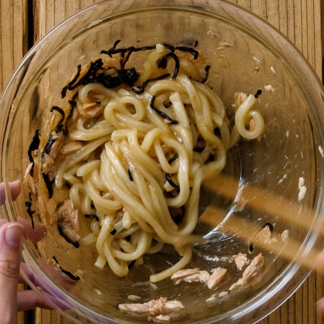 ツナ缶は油を切らずに冷凍うどんとチンして卵でとじるとめちゃ旨い。 ツナと麺つゆの旨みがうどんに絡んで最高です。 冷凍うどん1玉、ツナ1缶、水200ml、3倍濃縮麺つゆ40ml、おろしにんにく小1 2にラップし600W5分チン。溶き卵1個まわし入れラップし2分程チンし半熟状にし