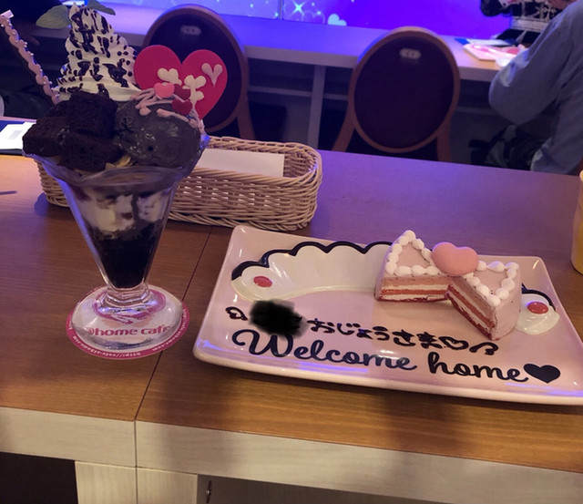 𝒦𝒶𝓁𝒾𝓃 🩰@athome__cafe 気になってたパフェ🩵🎀 アイスとホイップの下はヨーグルトとフルーツで意外とさっぱり！とってもかわいいです ｡>_