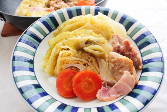 志麻さんのキャベツレシピ8選鶏とキャベツのトマト煮農家の野菜スープ味噌コールスロー肉野菜炒め餅ロールキャベツキャベツの肉巻きしょうが焼きカレーコールスローキャベツとオイルサーディンのアーリオオーリオ