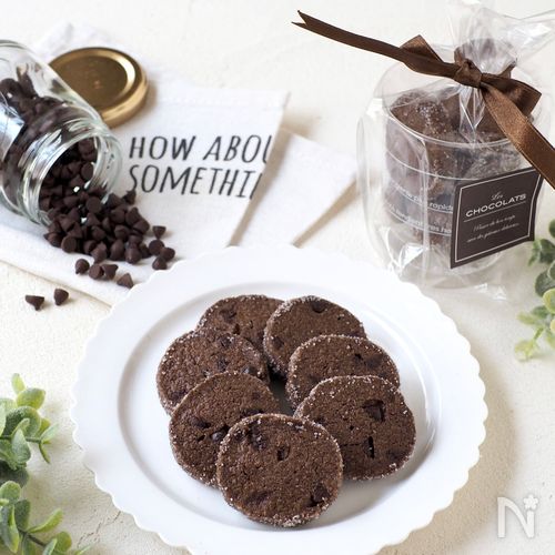 ハートのココアクッキーの作り方🤍 バレンタインにピッタリなハートクッキー🫶 チョコを付けてトッピングすると可愛さ倍増❤️ ・ とにかくクッキーがサクホロで最高に美味しいから是非作ってみてほしい！♡生地が少しまとまりにくく、ポロポロ崩れちゃうかもしれない