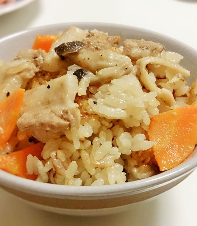 豚バラたぬき風炊き込みごはん, ⠀⠀, 調理時間:60分,味付けはのりの佃煮で簡単に！豚バラ肉やかつお節、のりの旨味がたっぷり詰まった炊き込みごはんです。炊きあがり後に揚げ玉を加えてさらに旨味や香りをアップさせました♪,詳しい作り方はアプリで紹介しています♪, ⠀⠀, ■材料4人分 5.5合炊き炊飯器, ・米 洗米済み2合, ・豚バラ薄切り肉 150g,