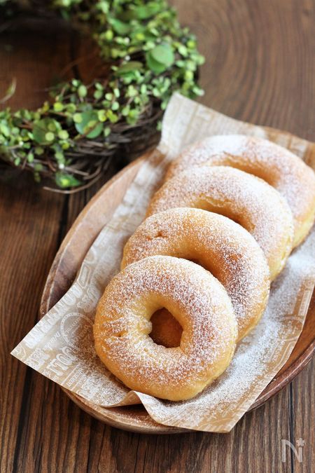 焼くまで5分！ワンボウルで簡単焼きドーナツ🤍レシピはYouTubeで紹介しています。ぜひ作ってみてね🤍 ドーナツ 焼きドーナツ 米粉ドーナツ イーストドーナツ 簡単お菓子 簡単スイーツ 簡単おやつ お菓子作り 手作りお菓子 バレンタイン ハロウィン ドーナツ作りチョコレートドーナツ 抹茶ドーナツ 米粉レシピグルテンフリー子供おやつ ホットケーキミックス子供おやつ作りお菓子レシピ