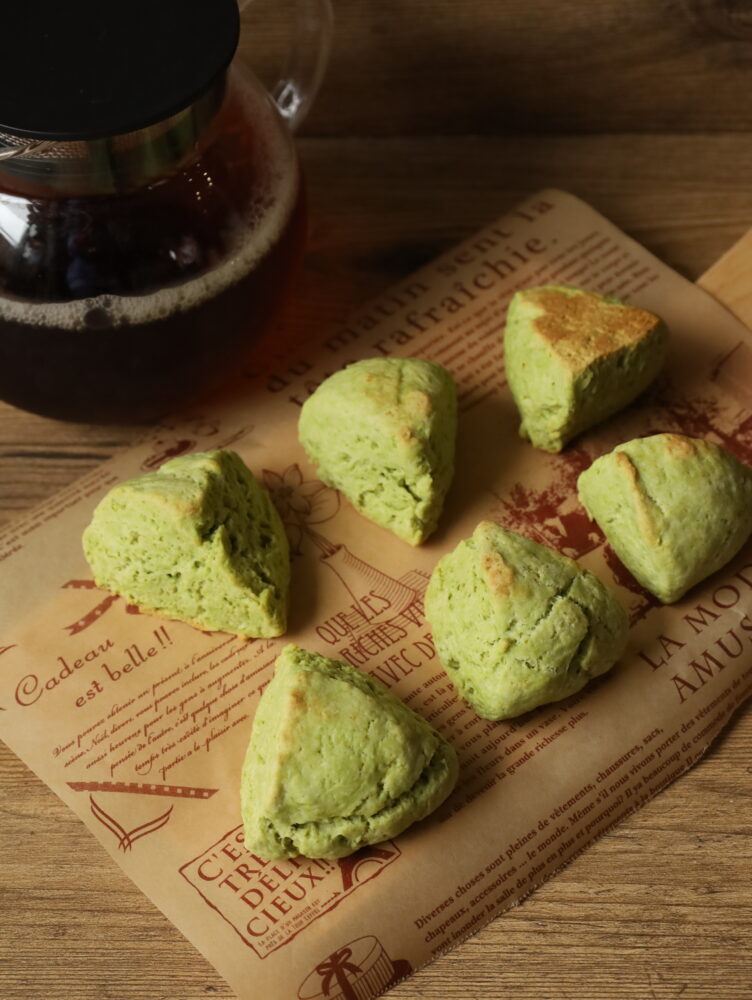 人気の抹茶スコーンのトースターで簡単レシピ。バターなし！薄力粉でシンプルな作り方。 - つくりおき食堂