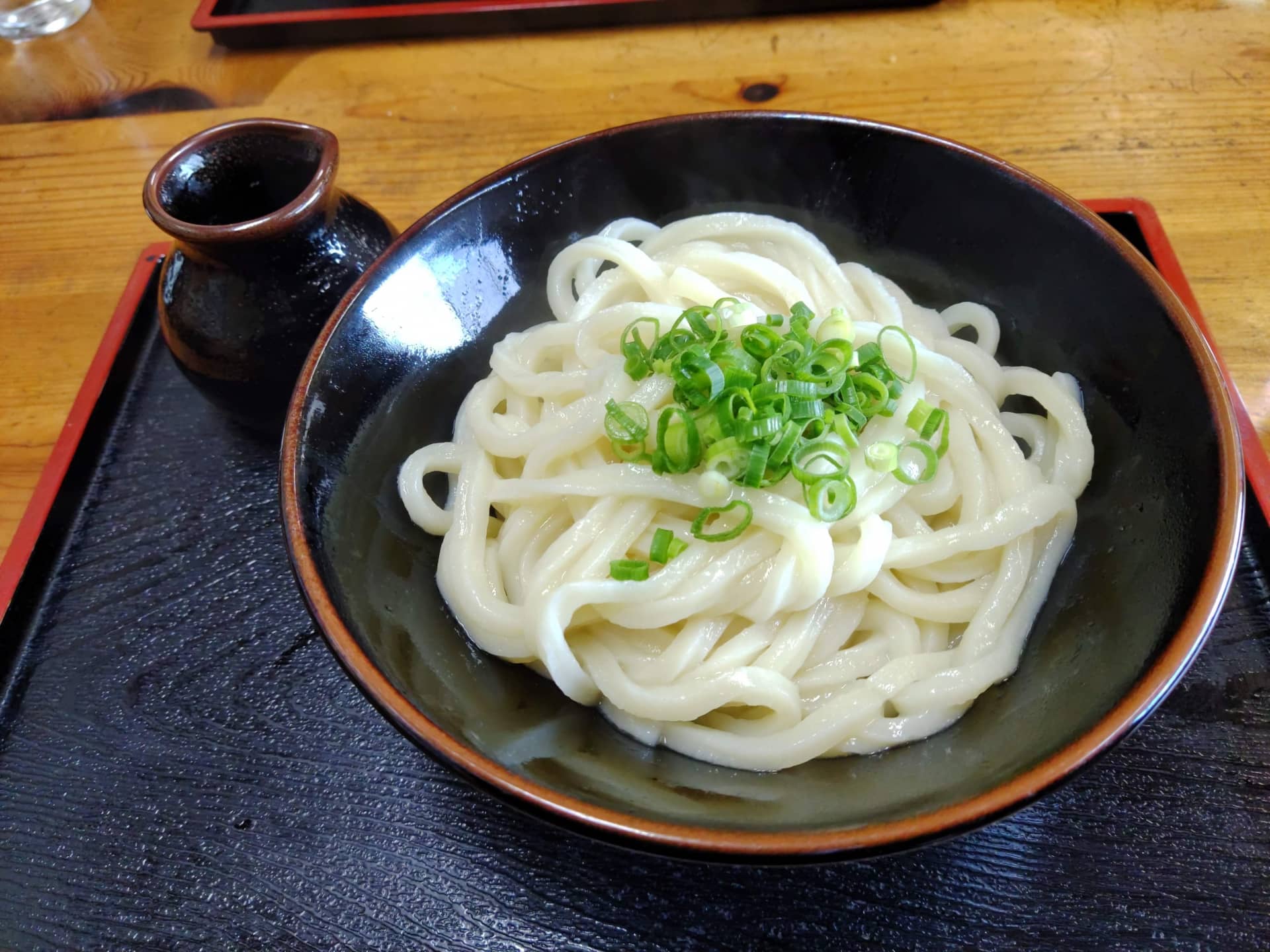 鹿児島県「稲庭風うどん 玉や」名物ジョッキうどん＆名古屋市「吉野屋」発明店主のピッチャー麺！？『オモウマい店』グルメLocipo Press