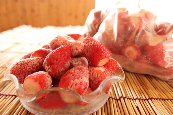 おいしさそのまま。完熟冷凍いちご。 「つぶっこ」1㎏×2袋 計2kg千葉県東庄町ふるさと納税サイト「さとふる」