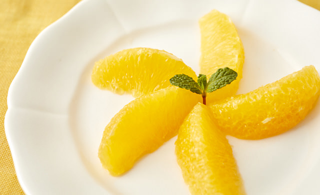 簡単で可愛いフルーツカット オレンジ羽飾り