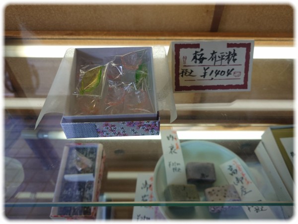 📍京菓子司 紫野源水 北区役所に近く、新町通北大路下るにある和菓子の名店「紫野源水」 ここでは季節ごとに美しい意匠の和菓子が誂えられ、特にお茶席での主 菓子としても人気です。 井上茂氏が手がけるお菓子は、京菓子の伝統を守りつつ、茶席のテーマに合わせた独自の