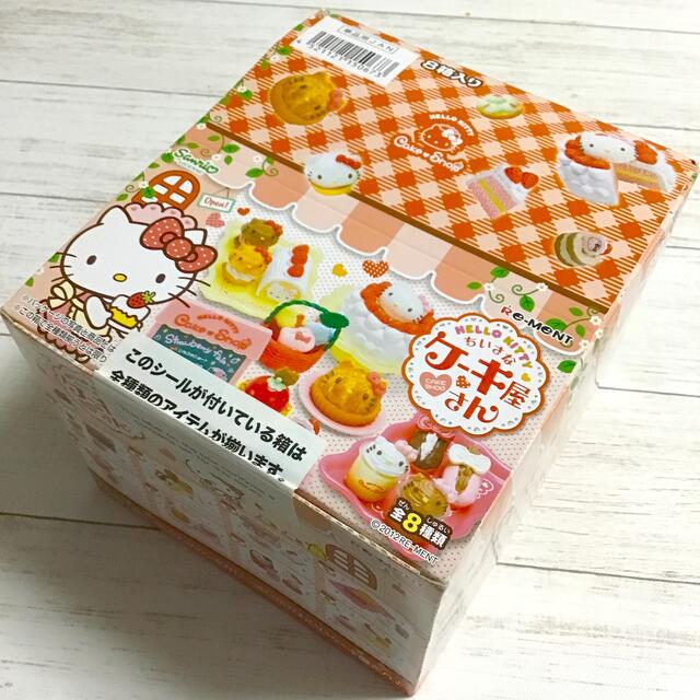 ✨🌹キティちゃんアントルメ🌹✨ 本日のおやつに、とびきりキュートなキティちゃんアントルメはいかがですか？😻ふわふわクリームと甘酸っぱい苺のハーモニーで、見た目も味も大満足！見て楽しい、食べておいしい、思わず笑顔になれる一品です♪ j.spetitete