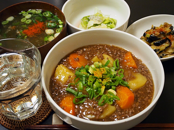 野菜はピーラーでぺらっぺら♪速攻火が通って味つけはめんつゆ一発！「圧倒的時短の肉じゃが」作ろう♪2024年10月21日- エキサイトニュース