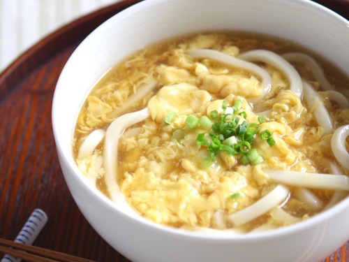 甘辛お肉に優しいつゆが絶妙♡年越しにも🥢◎✨めんつゆで簡単に作った 優しい味付けのつゆには 濃いめの甘辛だれが絡んだお肉がとってもよく合います ^^ ︎👍🏻 ̖́- 麺は、うどんでもそばでもお好みで お作りいただけます♪♪ 簡単にできるのでお休み中のお昼ご飯や