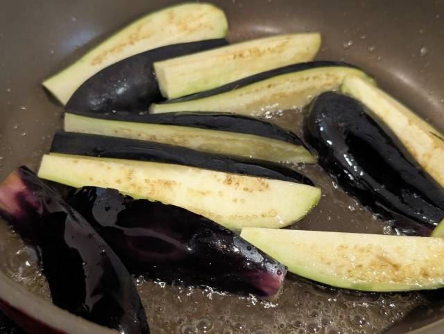 ポイントは 塩水 ！ なすの油吸いすぎを防ぐ簡単な方法 レシピありオレンジページ ニュースデイリーオレンジページnet