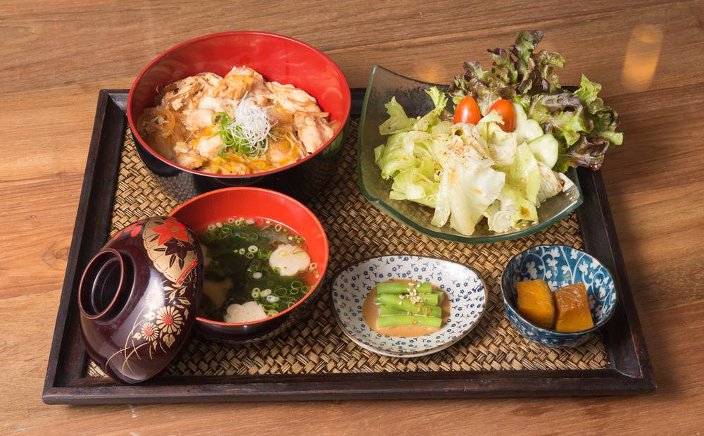 ＃61週間晩御飯献立まとめ 節約しながら質素にならない。2人分4000円台で作る献立１週間 甘酢炒め しらたきチャプチェ 鶏きのこみぞれ煮 鯖の照り焼き おかずスープ 親子丼 鮭の味噌チーズ焼き