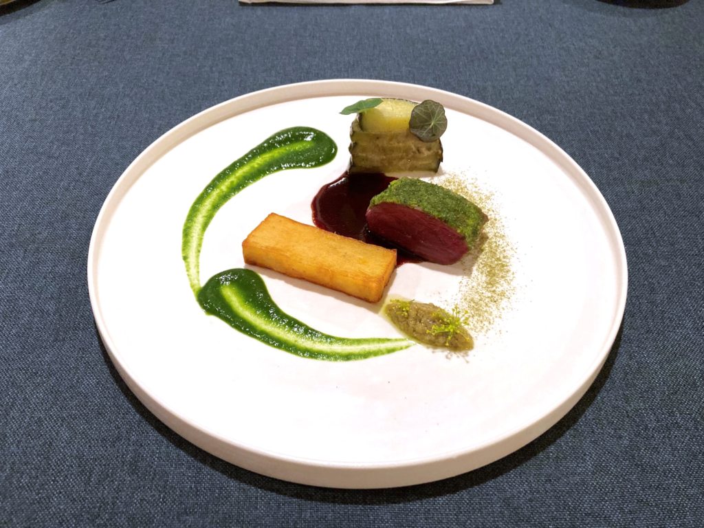 料理する上でソースってなんだかロマンがありますよね。 今回はそのまま真似するだけでワンランク上の盛り付けになる、基本のソースの引き方をご紹介します！もちろんソースの引き方なんて無数にあると思いますが、やり易い9パターンをピックアップしました。 用意する物