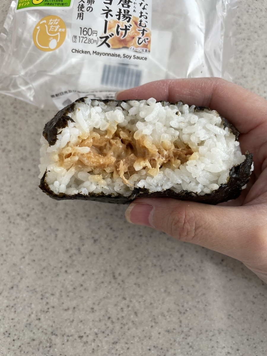 具だくさんおむすび 鶏唐揚げマヨネーズ 300円 」 2025年5月27日発売、セブンイレブンの新商品。 レモン風味のマヨネーズ ソースとにんにく醤油ダレを合わせた鶏の唐揚げを中具にした、ボリューム満点のコンビニおにぎりです。 販売地域は、関東、山梨県、長野県、東海