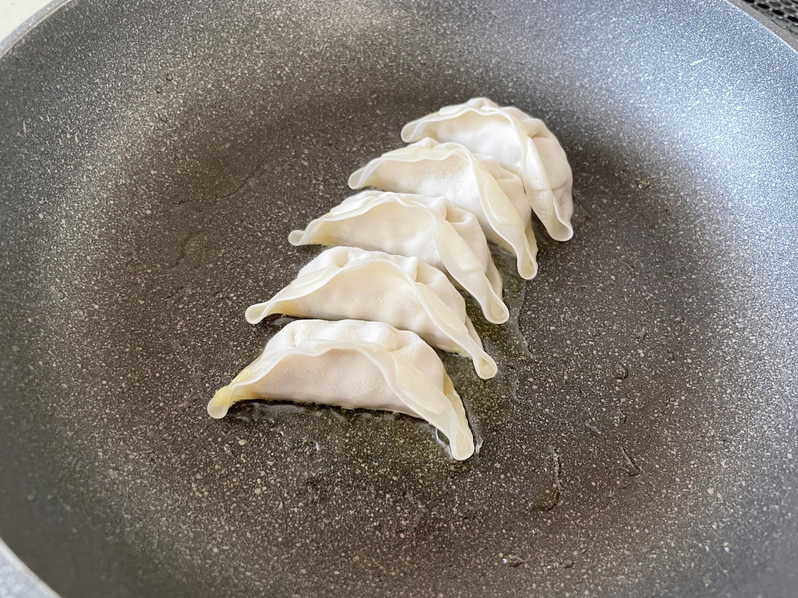レトルト餃子の水溶き片栗粉焼き